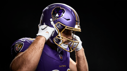 Baltimore Ravens använder lila hjälmar för första gången på 30 år